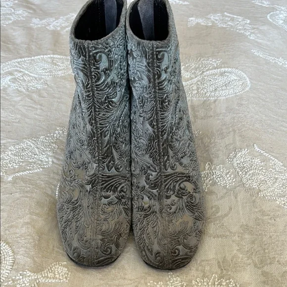 Stuart Weitzman Green Ankle Booties with Rounded Toe - Picture 3 of 14